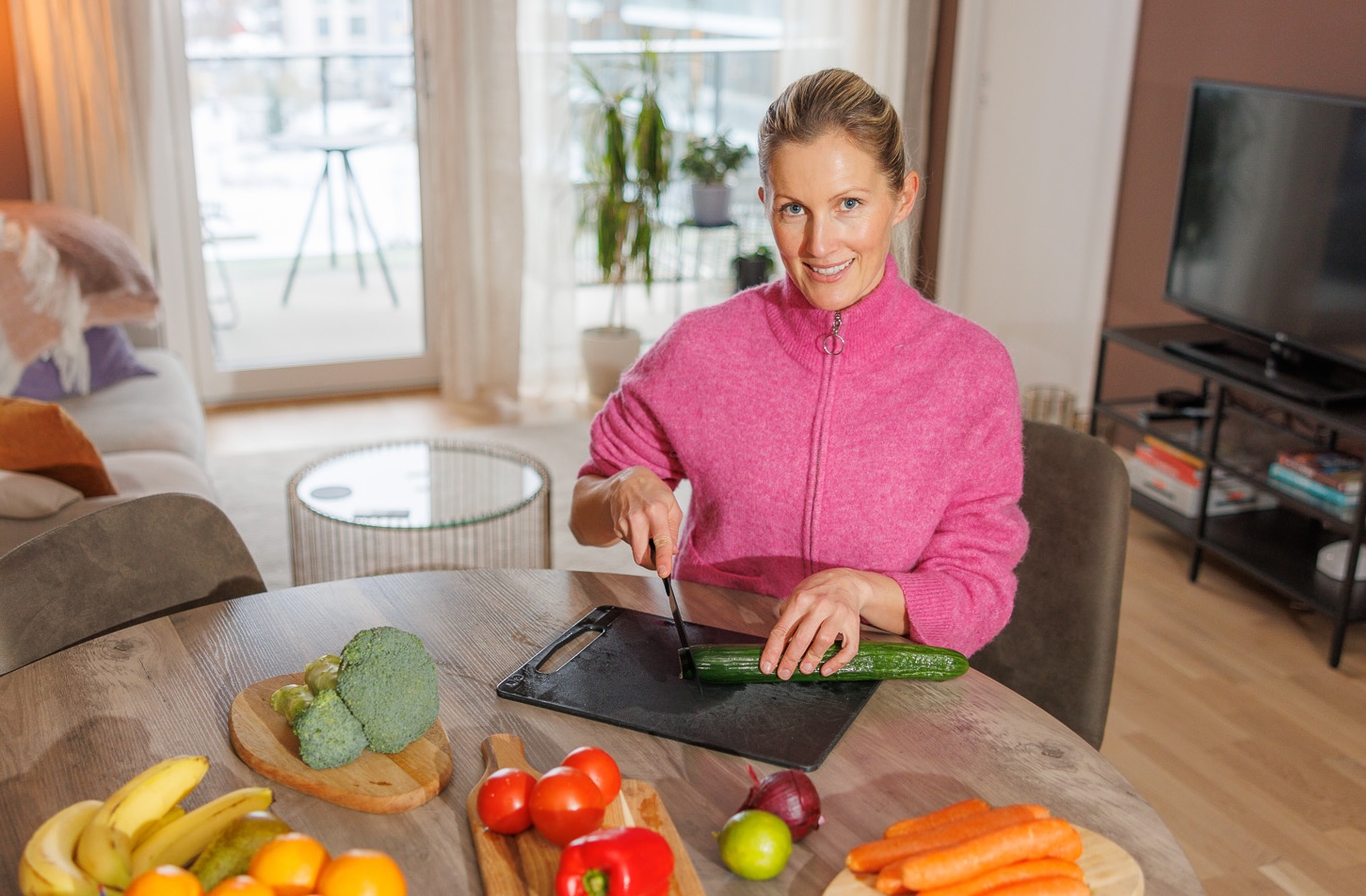 Anette Skarpaas Ramm kutter frukt og grønnsaker
